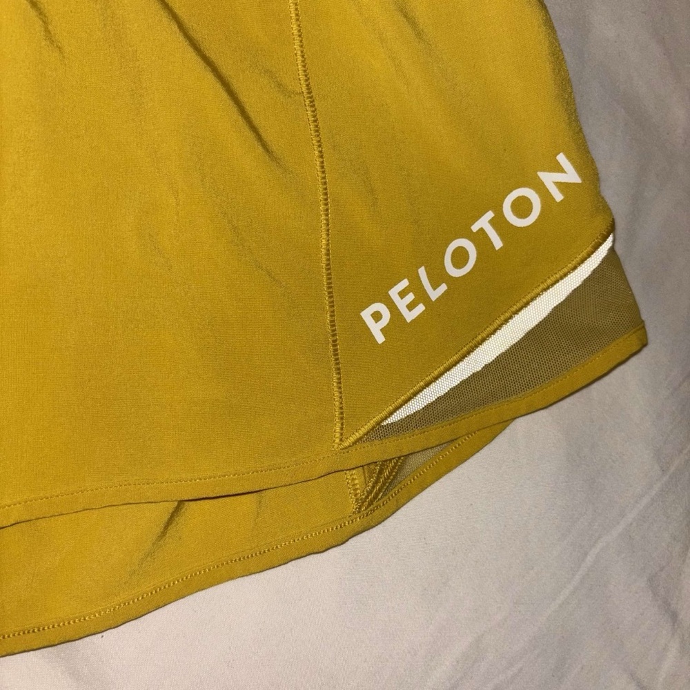 Lululemon Hotty Hot Short II Long 4" Peloton Logo Soleil Golden Yellow Wm's Sz 6 - Picture 2 of 4